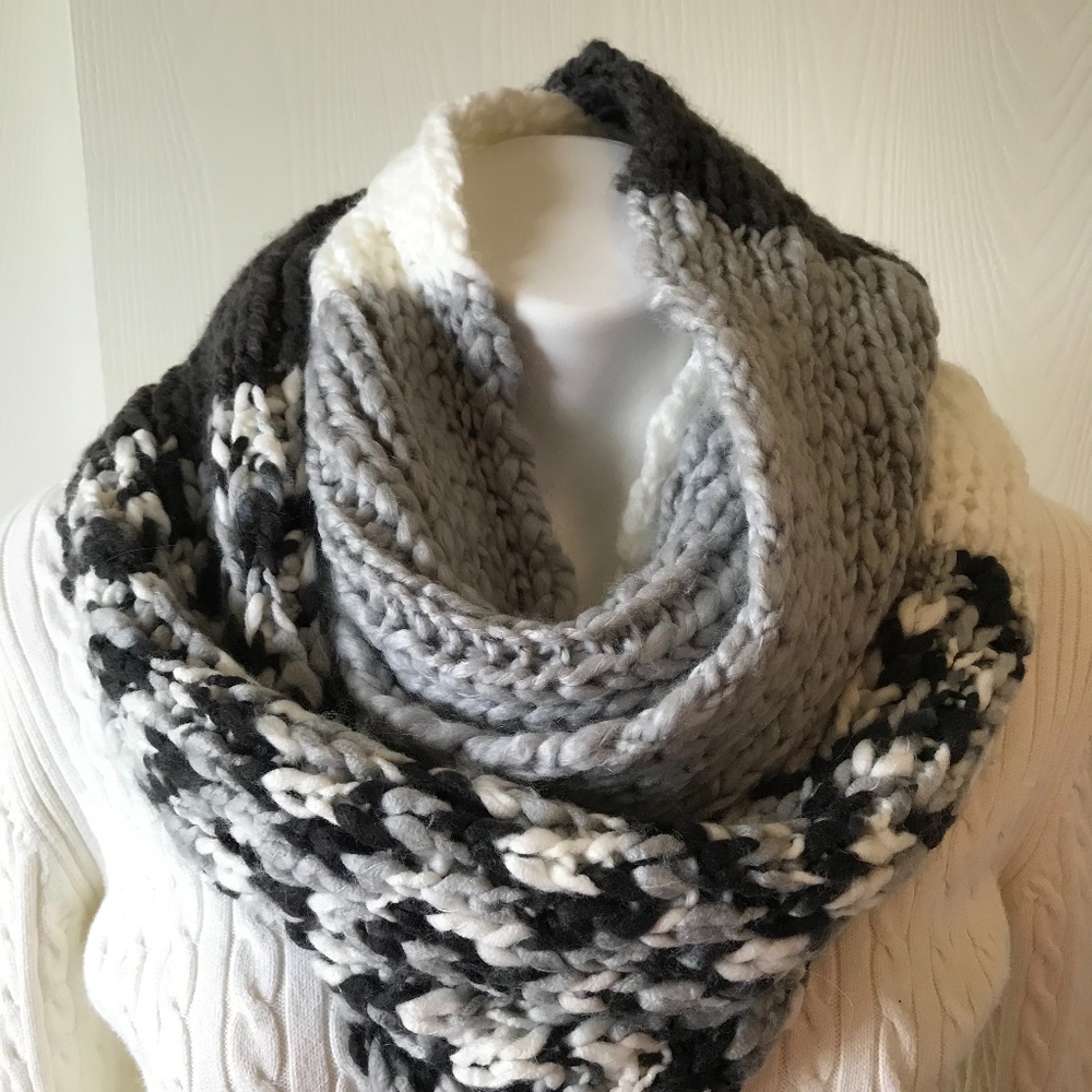 Multi-color knitted Infinity Scarf NWTO